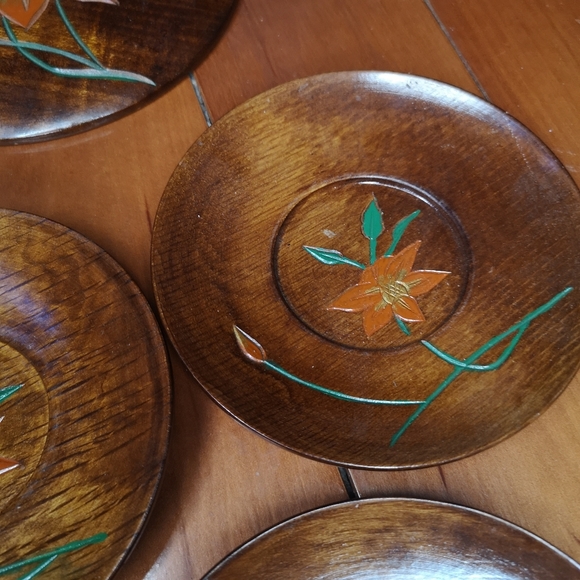 3 for$15 Set of 7 Wooden bowl with lid and 5 Matching Plates from - Picture 6 of 10